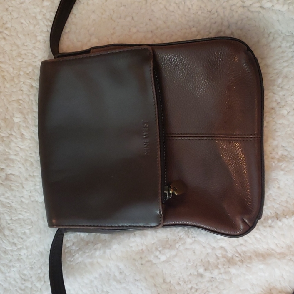NINE WEST VINTAGE LEATHER CROSS BODY BAG W/BRASS HARDWARE. EXCELLENT CONDITION.